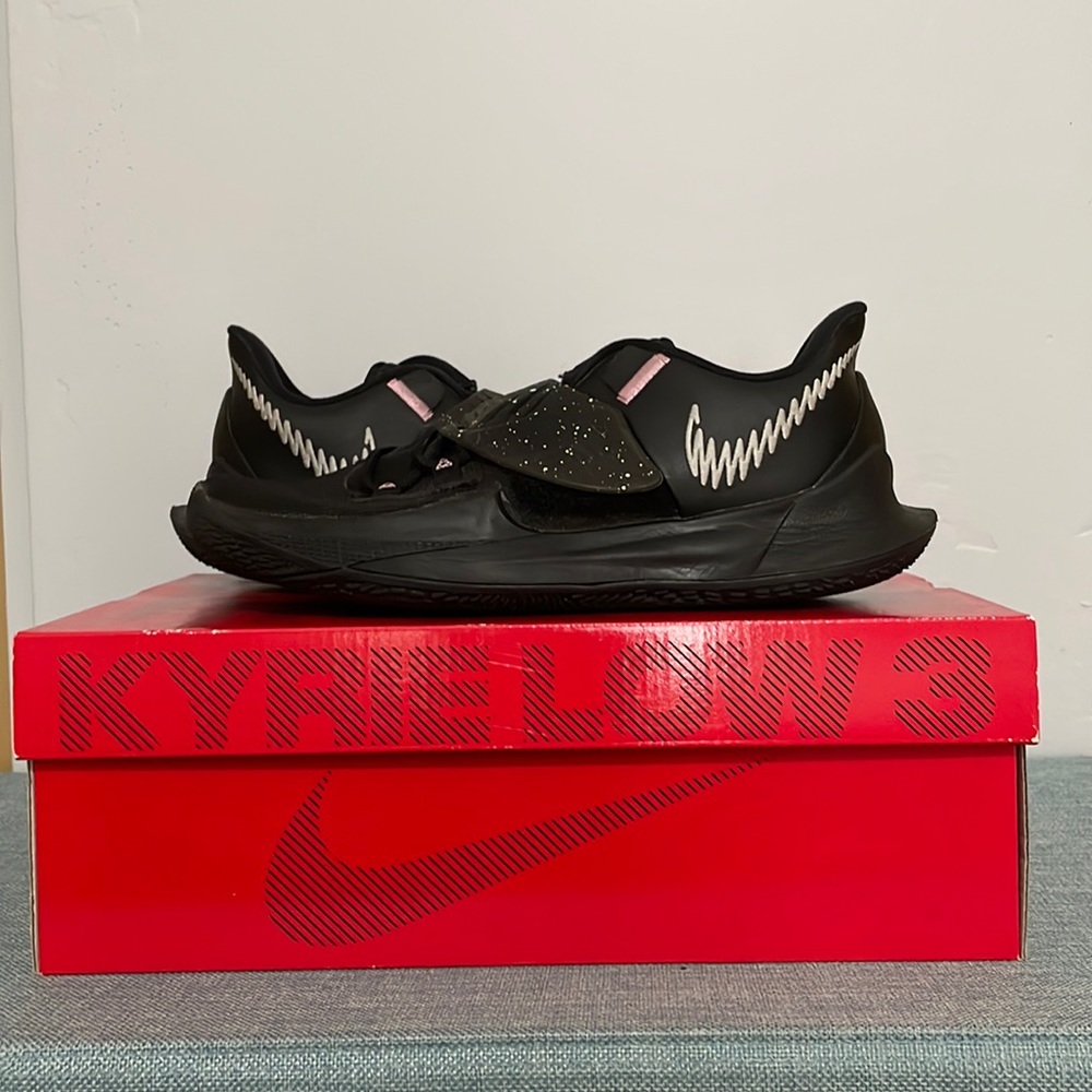 Kyrie low 3s size 8